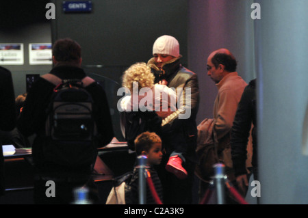 Peter Andre prende i suoi figli Junior Andre e Princess Tiaamii Andre al cinema a vedere il Polar Express London, England - Foto Stock