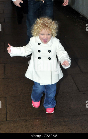 Peter Andre prende i suoi figli Junior Andre e Princess Tiaamii Andre al cinema a vedere il Polar Express London, England - Foto Stock