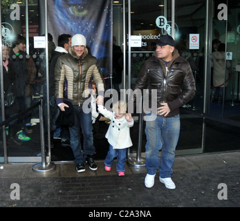 Peter Andre prende i suoi figli Junior Andre e Princess Tiaamii Andre al cinema a vedere il Polar Express London, England - Foto Stock