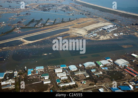 Vista aerea dell'Aeroporto di Sendai, Iwanuma, Prefettura di Miyagi dopo un 9. 0 terremoto di magnitudine e successiva dallo tsunami che ha devastato Foto Stock