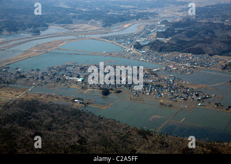 Vista aerea del danno a Higashimatsushima, Prefettura di Miyagi dopo un 9. 0 Grandezza del terremoto e del conseguente tsunami Foto Stock