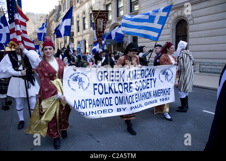 2011 Greco Independence Day Parade lungo la Quinta Avenue in New York City. Foto Stock