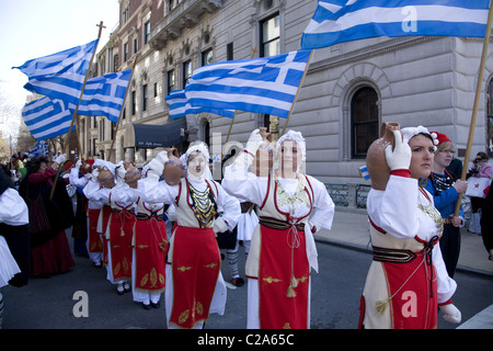 2011 Greco Independence Day Parade lungo la Quinta Avenue in New York City. Foto Stock