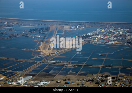 Vista aerea di danni all'Aeroporto di Sendai, Iwanuma, Prefettura di Miyagi dopo un 9. 0 Grandezza del terremoto e del conseguente tsunami Foto Stock