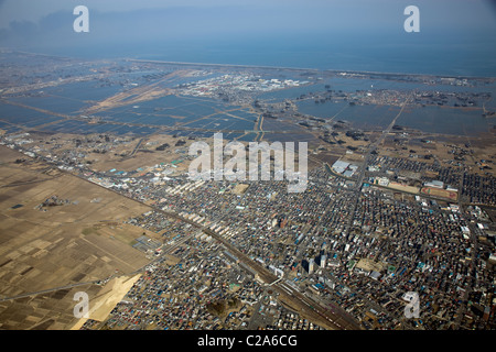 Vista aerea di danni all'Aeroporto di Sendai, Iwanuma, Prefettura di Miyagi dopo un 9. 0 Grandezza del terremoto e del conseguente tsunami Foto Stock