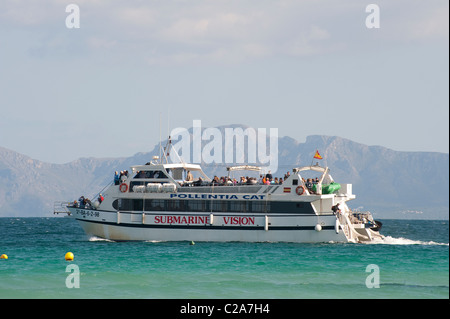 I villeggianti lasciando il vetro sul fondo Pollentia Cat dopo un viaggio in barca sul mediterraneo a Porta Alcudia, Spagna. Foto Stock