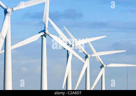 La generazione di energia eolica in 35m di altezza al mozzo e un diametro del rotore di 37m su Royd Moor Foto Stock