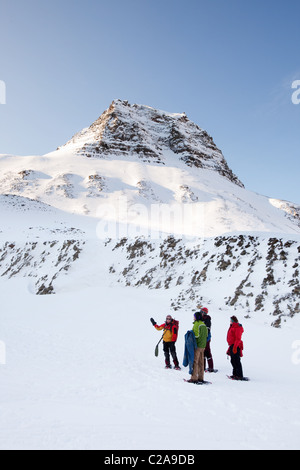 Una guida su un breve trekking invernali, svalbard Norvegia Foto Stock