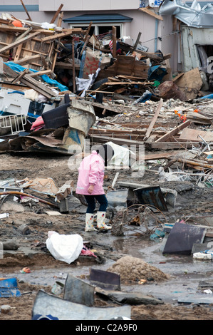 Barche da pesca, le auto e le case sono state completamente distrutte dopo un 9.0 Mw terremoto provocò un Tsunami nella città di Yamada, Foto Stock