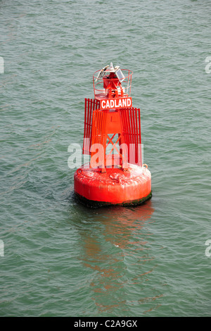 Lato porta rosso marcatore boa. La spedizione internazionale di aiuti alla navigazione. Foto Stock