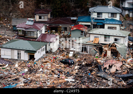 Barche da pesca, le auto e le case sono state completamente distrutte dopo un 9.0 Mw terremoto provocò un Tsunami nella città di Yamada, Foto Stock