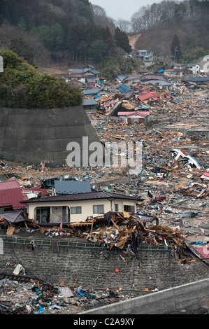 Barche da pesca, le auto e le case sono state completamente distrutte dopo un 9.0 Mw terremoto provocò un Tsunami nella città di Yamada, Foto Stock