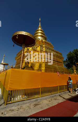 Adoratore presso la pagoda di Wat Phra That Doi Jom Thong, Chom Thong distretto, Chiang Mai Provincia, Thailandia Foto Stock