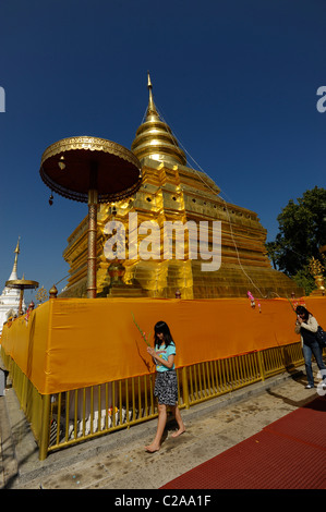 Adoratori presso la pagoda di Wat Phra That Doi Jom Thong, Chom Thong distretto, Chiang Mai Provincia, Thailandia Foto Stock