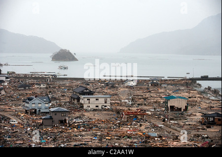 Barche da pesca, le auto e le case sono state completamente distrutte dopo un 9.0 Mw terremoto provocò un Tsunami nella città di Otuchi, Foto Stock