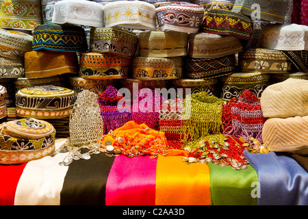 Articoli tessili per la vendita al Muttrah souq mercato in Muscat Oman. Foto Stock