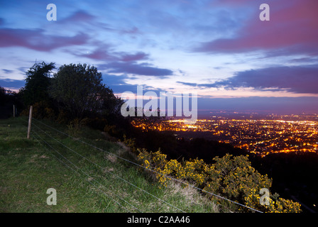 Vista su Cheltenham da Leckhampton hill di notte Foto Stock