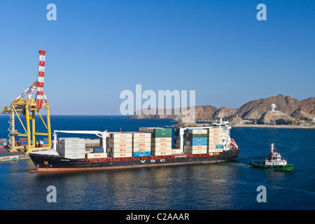 Un contenitore di carico nave entrando in porto Sultan Qaboos in Muscat Oman. Foto Stock