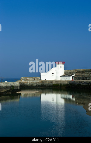 Il vecchio faro all'entrata del porto a Balbriggan, County Dublin, Irlanda Foto Stock