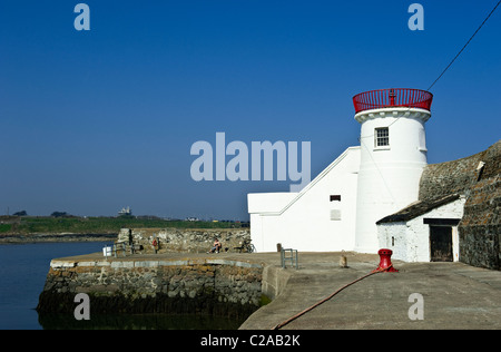 Il vecchio faro all'entrata del porto a Balbriggan, County Dublin, Irlanda Foto Stock