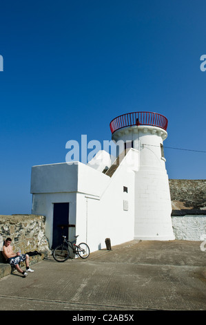 Il vecchio faro all'entrata del porto a Balbriggan, County Dublin, Irlanda Foto Stock