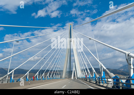Cavi di supporto forniscono una prospettiva drammatica quando si attraversa il ponte Rio-Antirion vicino a Patrasso, Grecia. Foto Stock