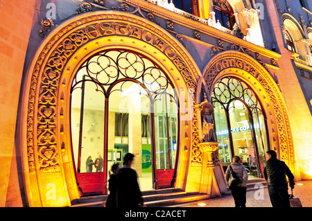 Il portogallo Lisbona: orologio notturno illuminato neo-manuelino stazione ferroviaria "Rossio" Foto Stock