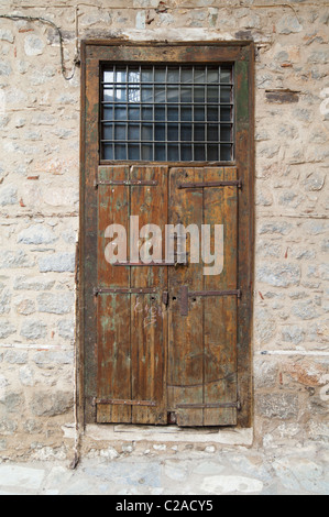 In legno antico porta merci con rusty per impieghi pesanti cerniere. Foto Stock