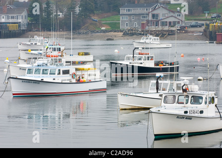 Lobster barche ormeggiate in porto basso, isola di Mount Desert Maine, Stati Uniti d'America Foto Stock