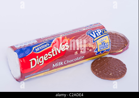Un pacchetto di Mcvities al cioccolato al latte biscotti digestivi su sfondo bianco Foto Stock