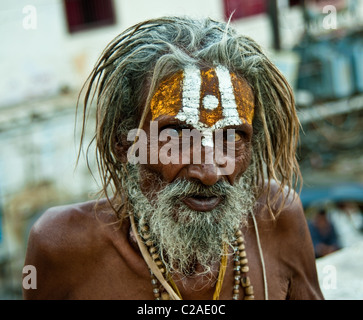 Ritratto di un indiano Saddhu a un tempio in Udaipur, Rajasthan Foto Stock