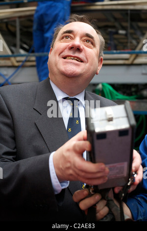 Falkirk, Scozia, GBR - 07 aprile: Alex Salmond, leader del Partito Nazionale Scozzese, prende il controllo di una gru a carroponte mentre visita la fabbrica di autobus e pullman Alexander Dennis a Falkirk giovedì 07 aprile 2011. Nelle ultime settimane l'azienda ha assicurato gli ordini per oltre 500 autobus, vale nella regione di £100 milioni. (Foto: Copyright © David Gordon) Foto Stock