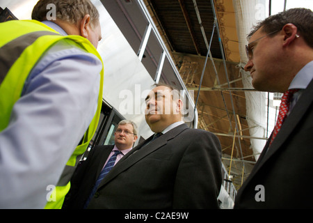 Falkirk, Scozia, GBR - 07 aprile: Alex Salmond, leader del Partito Nazionale Scozzese, visita alla fabbrica di autobus e pullman Alexander Dennis a Falkirk giovedì 07 aprile 2011. Nelle ultime settimane l'azienda ha assicurato gli ordini per oltre 500 autobus, vale nella regione di £100 milioni. (Foto: Copyright © David Gordon) Foto Stock