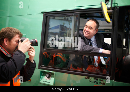 Falkirk, Scozia, GBR - 07 aprile: Alex Salmond, leader del Partito Nazionale Scozzese, visita alla fabbrica di autobus e pullman Alexander Dennis a Falkirk giovedì 07 aprile 2011. Nelle ultime settimane l'azienda ha assicurato gli ordini per oltre 500 autobus, vale nella regione di £100 milioni. (Foto: Copyright © David Gordon) Foto Stock