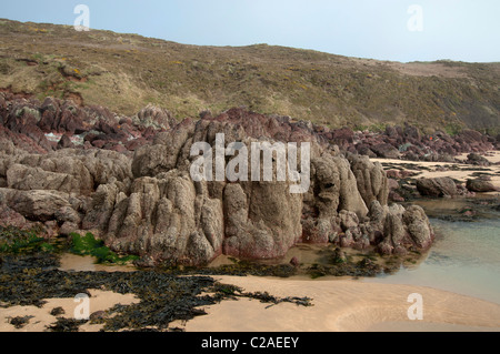 Rocce sulla spiaggia ovest di acqua dolce pembrokeshire Wales UK Foto Stock