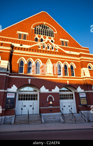 Bagliore di sole sul Ryman Auditorium (1891) - storica casa originale del Grand Ole Opry, Nashville, Tennessee, USA Foto Stock