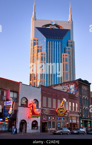 L'AT&T costruire torri sopra il bar storici e honky-tonks lungo il Lower Broadway a Nashville Tennessee USA Foto Stock