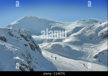 Gli sciatori a Vogel Ski Center sul Sija - Zadnji Vogel piste del Parco Nazionale del Triglav di Slovenia Foto Stock