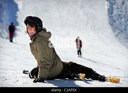 Un ragazzo si appoggia dopo una caduta sugli sci a Vogel Ski Center sul Sija - Zadnji Vogel piste del Parco Nazionale del Triglav di Slo Foto Stock