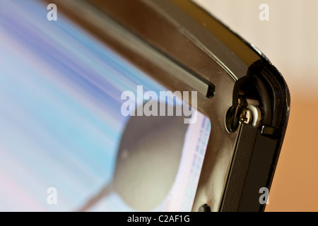 Laptop cadere causando danni all'involucro e di rottura dello schermo lcd Foto Stock