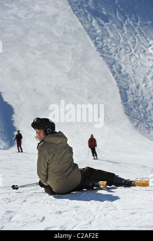 Un ragazzo si appoggia dopo una caduta sugli sci a Vogel Ski Center sul Sija - Zadnji Vogel piste del Parco Nazionale del Triglav di Slo Foto Stock
