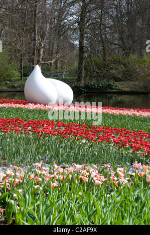 Fiori con la scultura, Keukenhof, Holland, Paesi Bassi Foto Stock