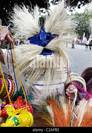 Uomo messicano in maschera tribale Zocalo Oaxaca Messico Foto Stock