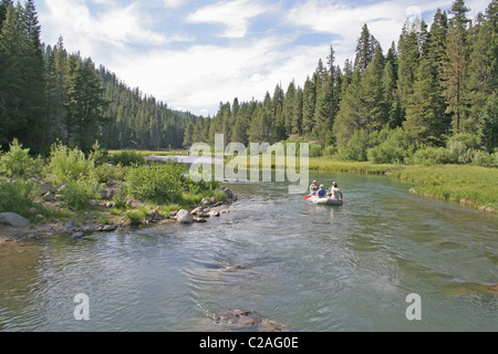 La gente di rafting sul fiume Truckee vicino al lago Tahoe California Foto Stock