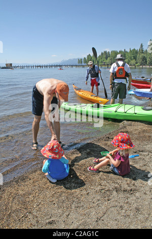 Kayakers a Commons Spiaggia Lago Tahoe City California Foto Stock