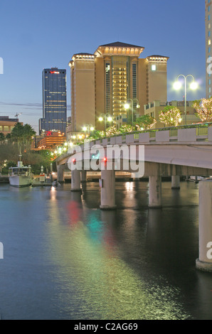 Illuminazione serale Harbour Island ponte sul canale di guarnigione downtown 2008, Tampa Florida Foto Stock