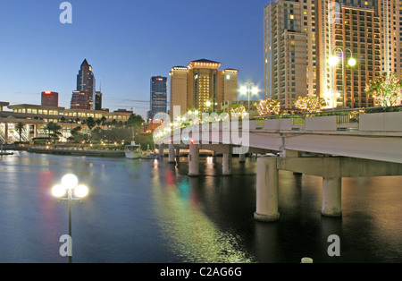 Illuminazione serale Harbour Island ponte sul canale di guarnigione downtown 2008, Tampa Florida Foto Stock