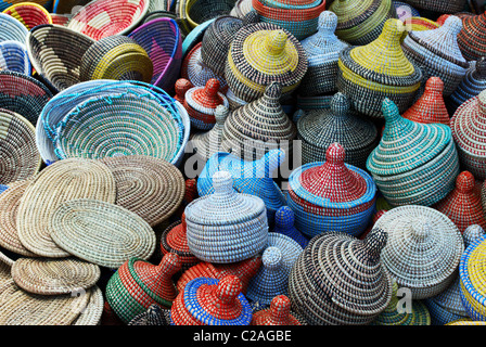 Gruppo multicolore di tessuto cesti (messa a fuoco selettiva quelli nella parte inferiore dell'immagine) Foto Stock