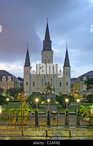 Rainy illuminazione serale Cattedrale di San Louis in Jackson Square del Quartiere Francese di New Orleans in Louisiana Foto Stock