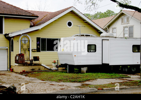 Uragano Katrina casa danneggiata con rimorchio limitatrice di New Orleans in Louisiana Foto Stock